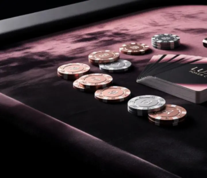 Profesjonalny stół pokerowy, żetony i akcesoria w neonowej oprawie